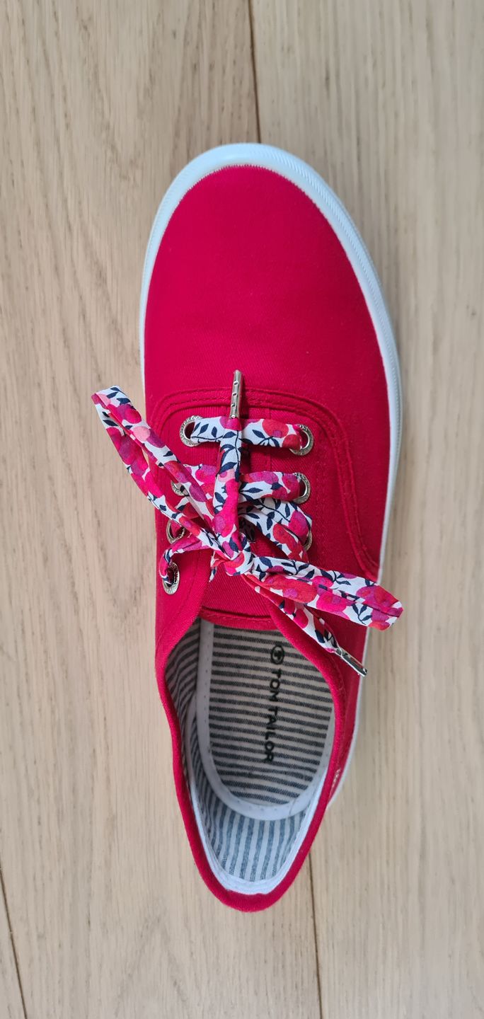 Customer photo review of Lacets Liberty Wiltshire rouge
