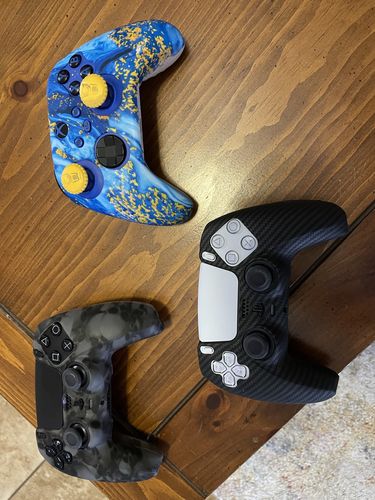 Customer photo review of Black Carbon Fiber - PS5 Controller Skin