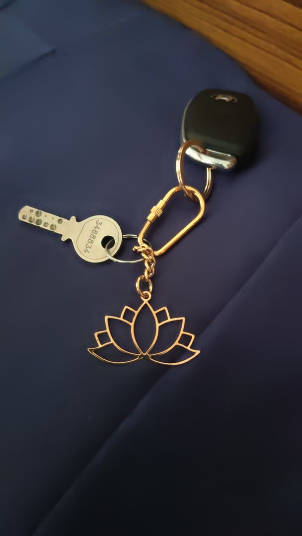 Customer photo review of Keychain Lotus - Goldplated