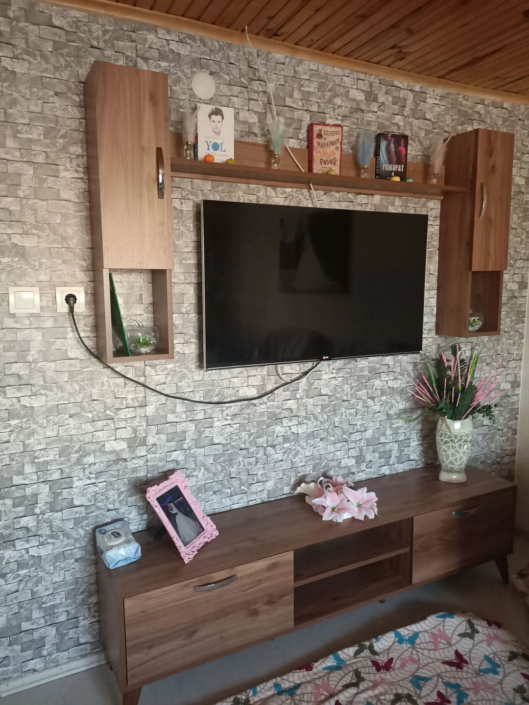 Customer photo review of Rani A9 Duvar Raflı Tv Ünitesi Kitaplıklı Tv Sehpası Duvara Monte Raflı Modern Ayaklı 180 cm Minyatür Ceviz M27