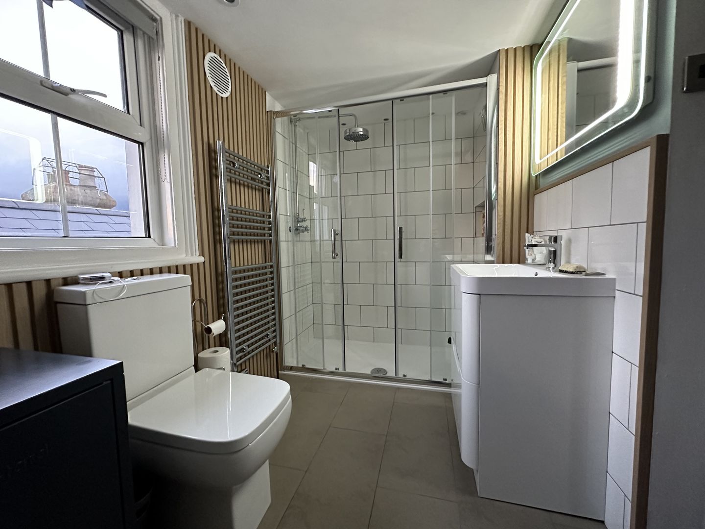 Customer photo review of SlatWall Waterproof Natural Oak