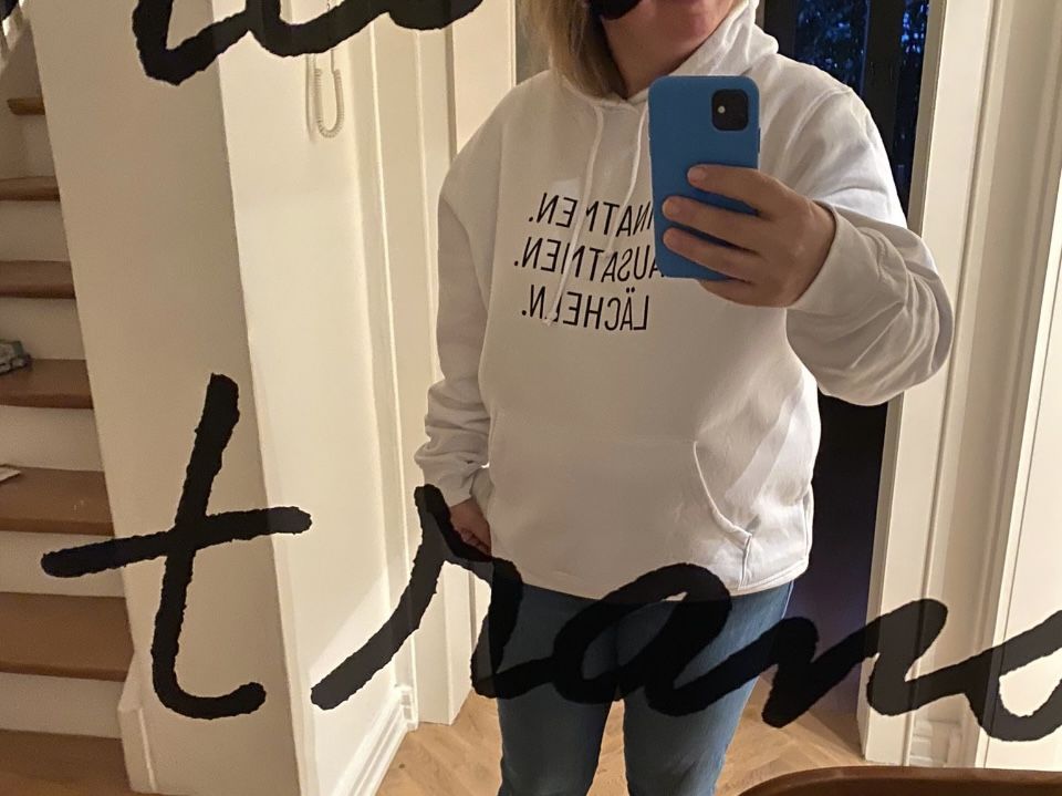 Customer photo review of Einatmen. Ausatmen. Lächeln. Bio Hoodie Unisex