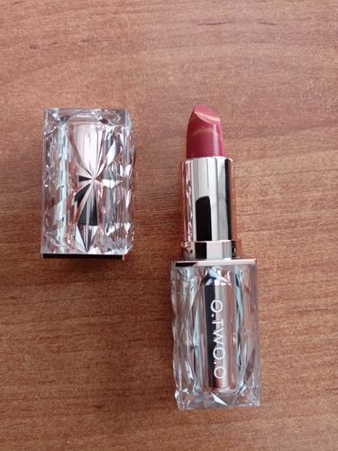 Customer photo review of O.TWO.O SPUN GOLD BROCADE VELVET LIPSTICK