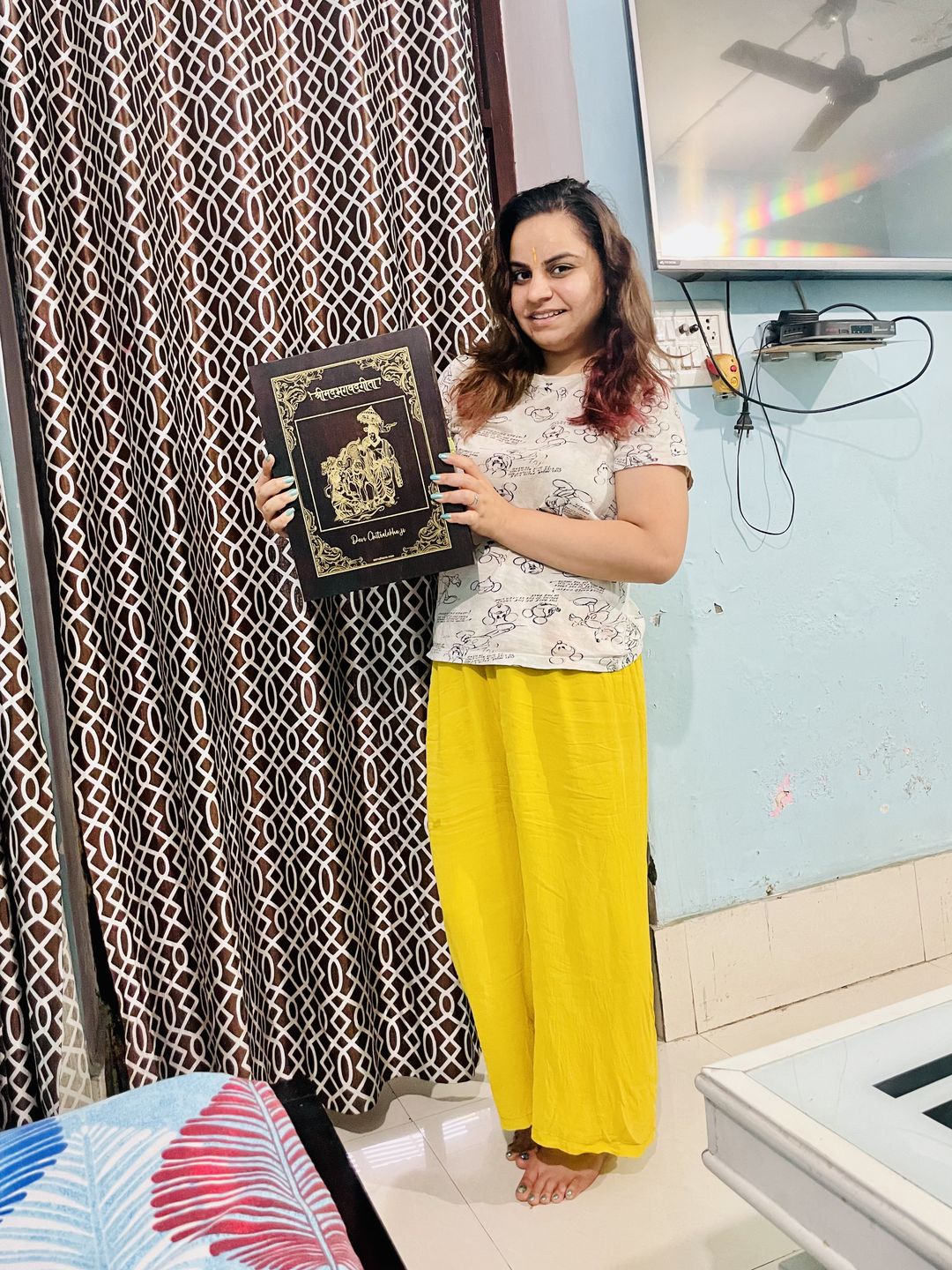 Customer photo review of Premium Bhagavad Gita in a Wooden Gift Box- (Lord Krishna and Arjuna Art on Box) Collector's Edition