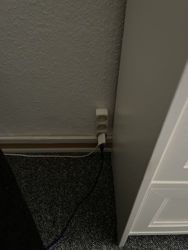 Customer photo review of Selvklæbende, borefri stikdåseholder