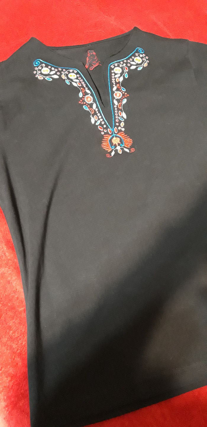 Customer photo review of Дамска тениска с V-деколте бродирана с шевица "Плодородие"