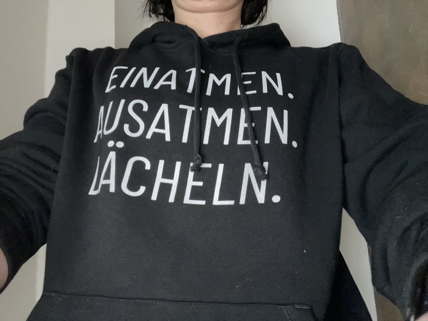 Customer photo review of Einatmen. Ausatmen. Lächeln. Bio Hoodie Unisex