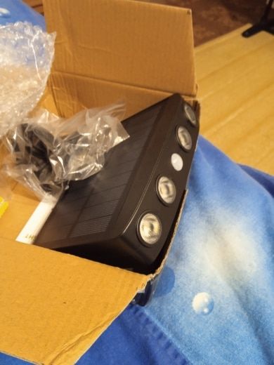 Customer photo review of Lampe murale solaire Puissante à détecteur de mouvements