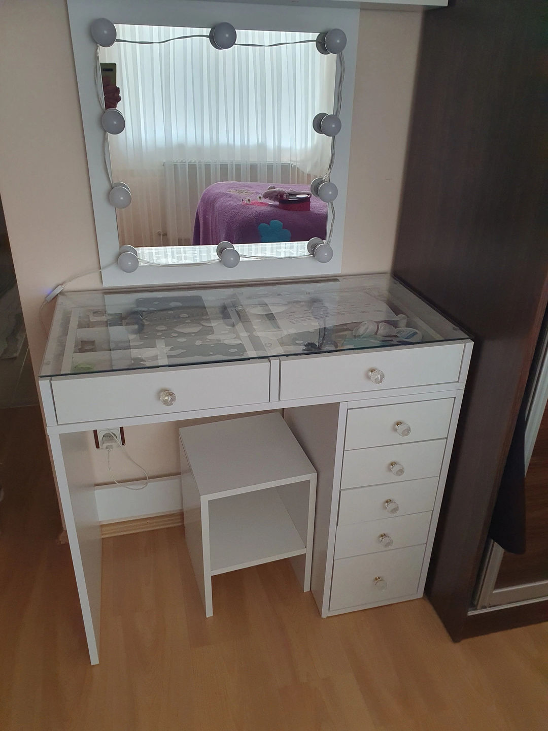 Customer photo review of Rani BJ107 Makyaj Tuvalet Masası 7 Çekmeceli Cam Tablalı Takı Düzenleyici Beyaz