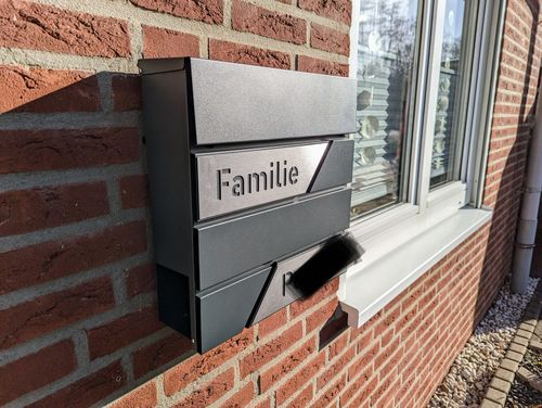 Customer photo review of AlbersDesign Briefkasten B1 anthrazit (RAL7016) personalisiert mit Edelstahl-Schildern