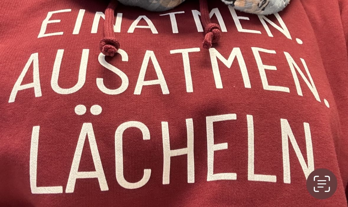 Customer photo review of Einatmen. Ausatmen. Lächeln. Bio Hoodie Unisex