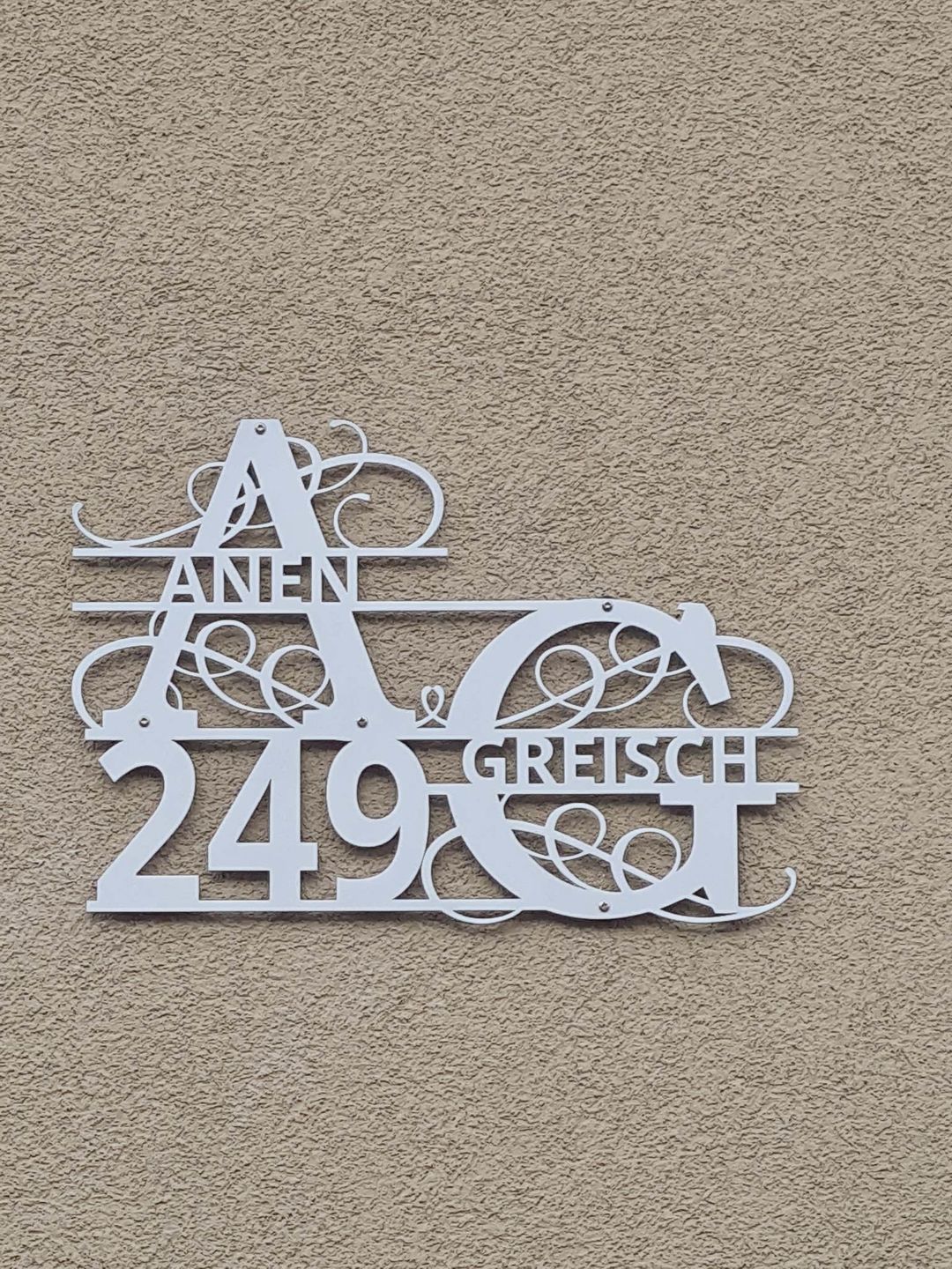 Customer photo review of Hausnummern-Monogramm zweizeilig mit Namensinitialien und kompletten Vor-und Nachnamen (personalisierbar)