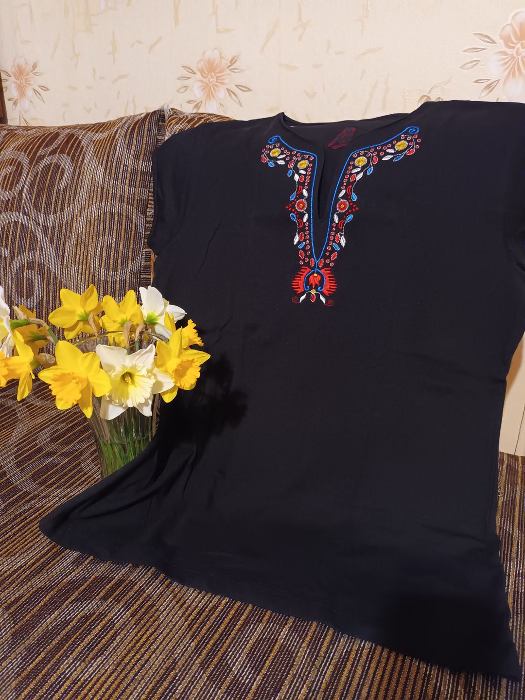 Customer photo review of Дамска тениска с V-деколте бродирана с шевица "Плодородие"
