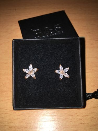 Customer photo review of Austrian Crystals Flowers Earrings