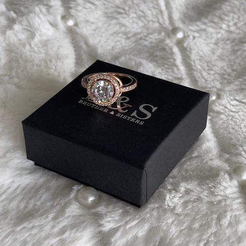 Customer photo review of Rose Gold Circle Ring