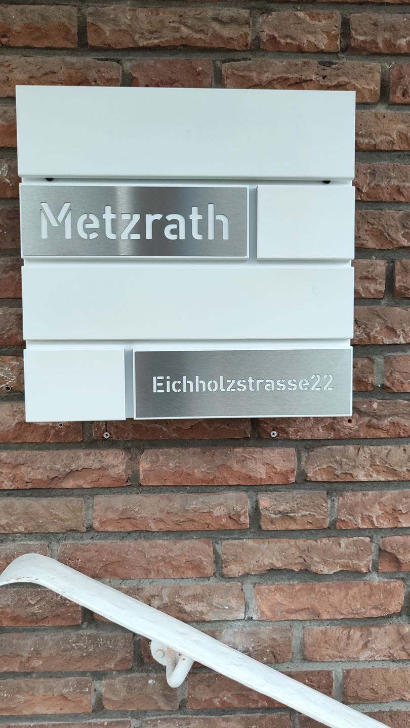 Customer photo review of AlbersDesign Briefkasten B4 weiß (RAL9003) personalisiert mit Edelstahl-Schildern