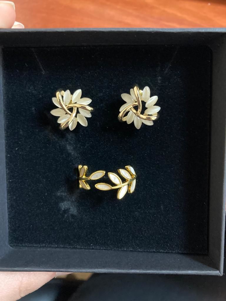 Customer photo review of Gold Leaf Ring