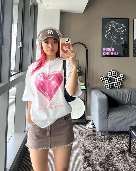 Customer photo review of Aelfric Eden Love Balloon Graphic Tee