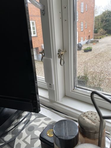 Customer photo review of Selvklæbende, borefri stikdåseholder