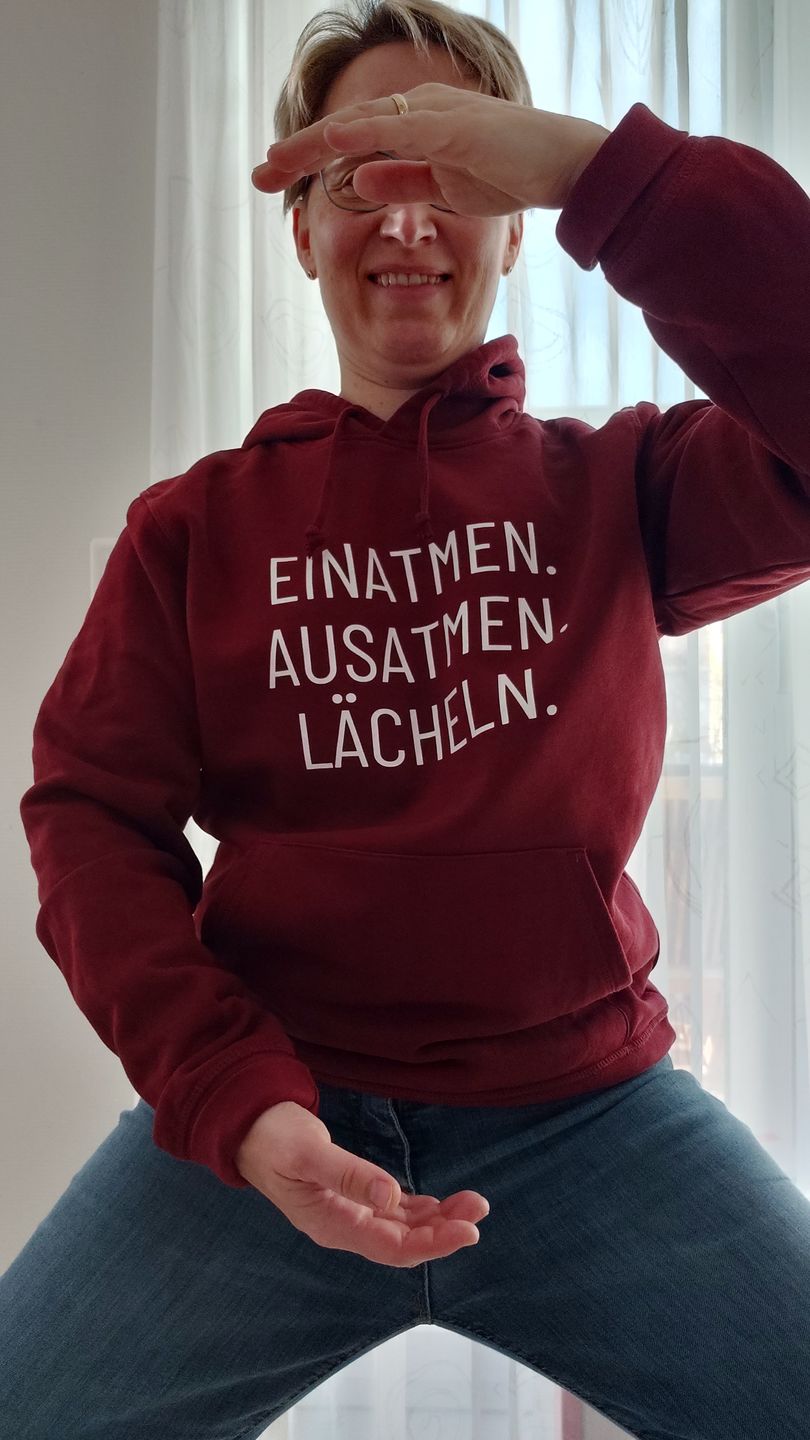Customer photo review of Einatmen. Ausatmen. Lächeln. Bio Hoodie Unisex