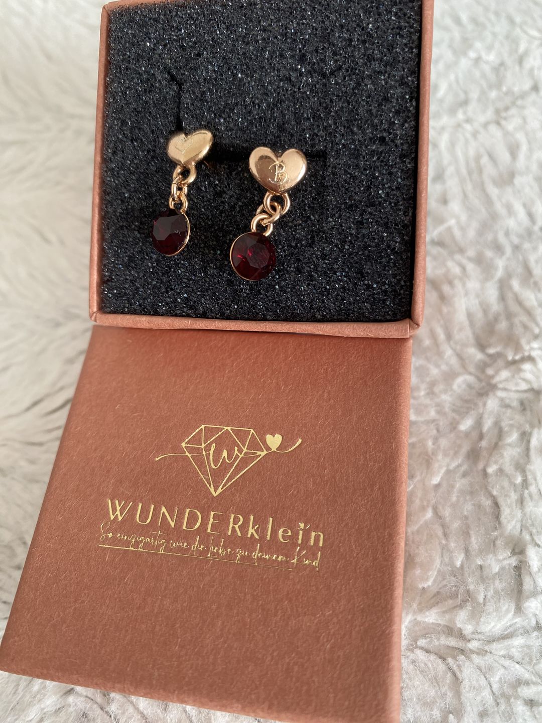 Customer photo review of Ohrstecker “Mini Heart” mit Gravur und Geburtsstein