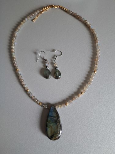 Customer photo review of BOUCLES LABRADORITE LARME