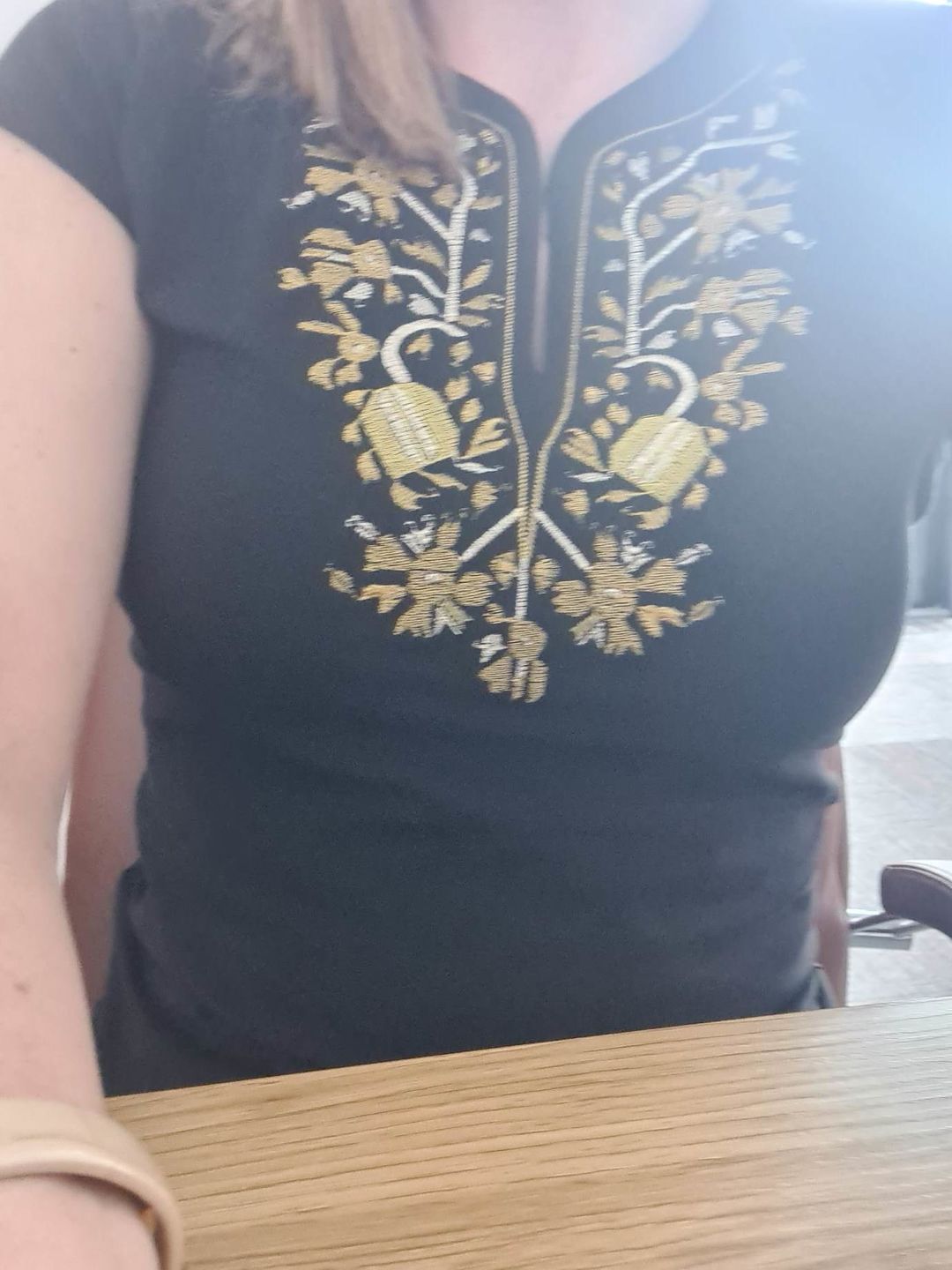 Customer photo review of Дамска тениска с V-деколте бродирана със "златна" шевица "Дърво на живота"