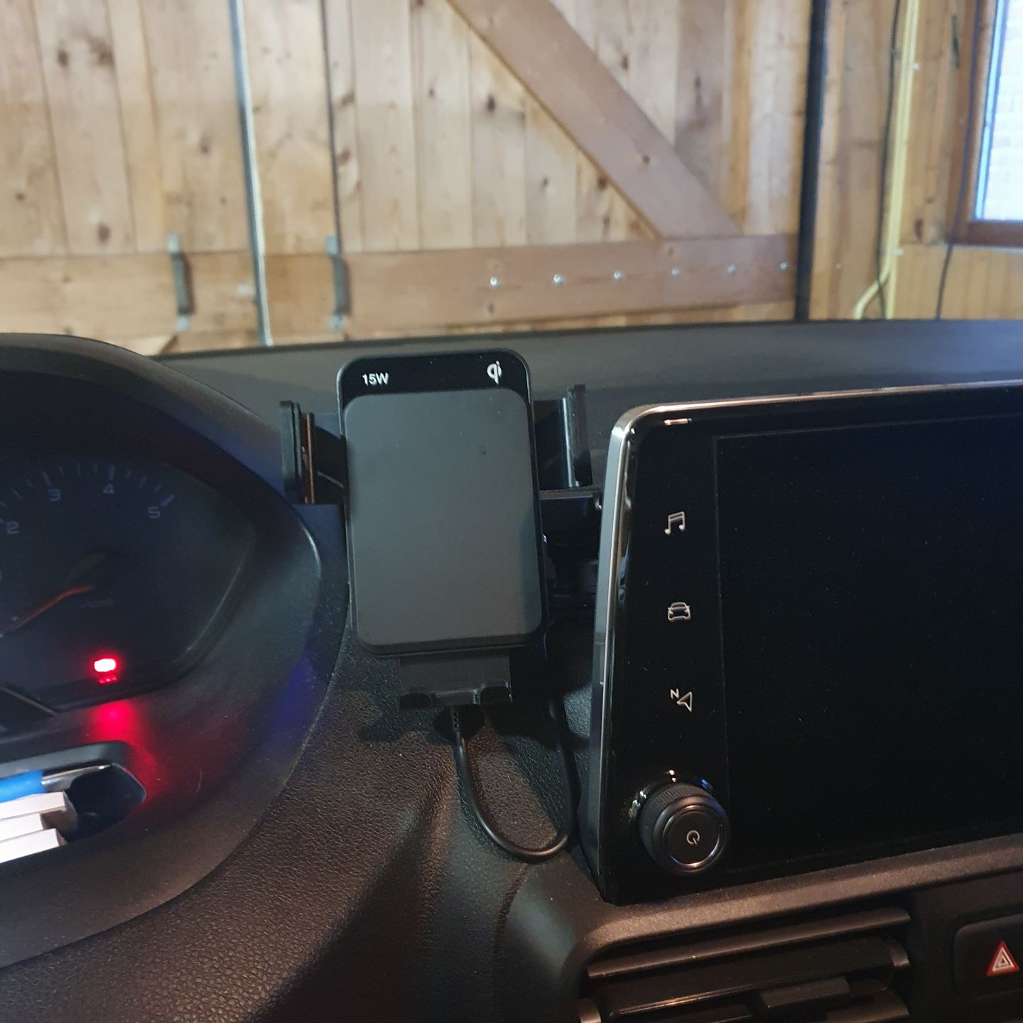 Customer photo review of Wegman Telefoonhouder met QI Draadloze Oplader Auto (15W autolader) - Ventilatierooster, Raam, Dashboard - Magsafe