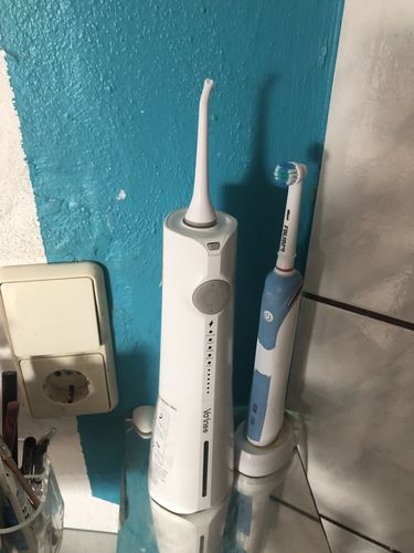 Customer photo review of Kabellose Munddusche / Irrigator für Zahn- & Mundpflege mit 5 Aufsätzen / 5 Modi und 6 Druckstufen / IPX7 Wasserdicht / Geräuscharm / Für zu Hause und Reisen