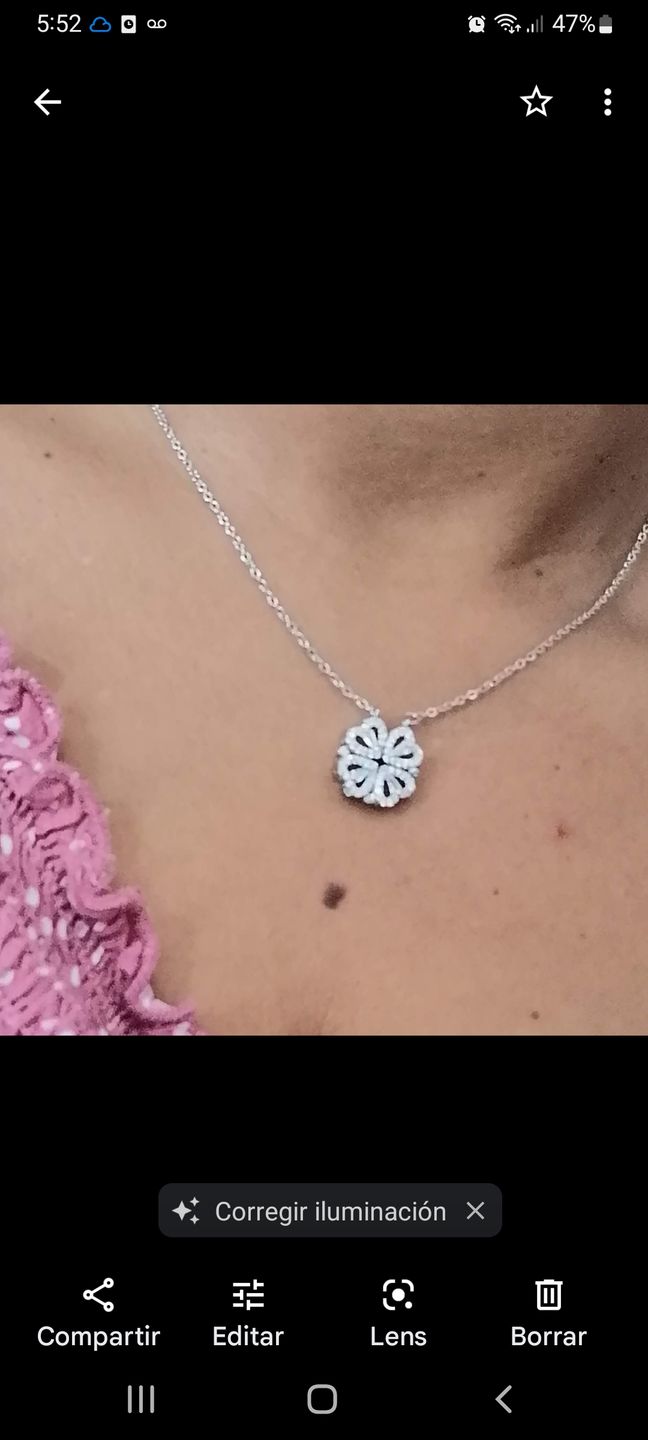 Customer photo review of Collar Trébol de Corazones con Imán