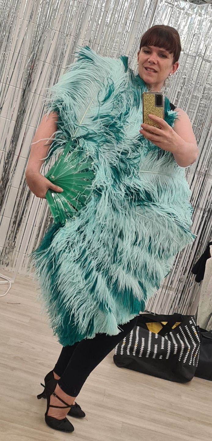 Customer photo review of A pair Custom mixed colors Single layer Double side Ostrich Feather Fan with Travel leather Bag
