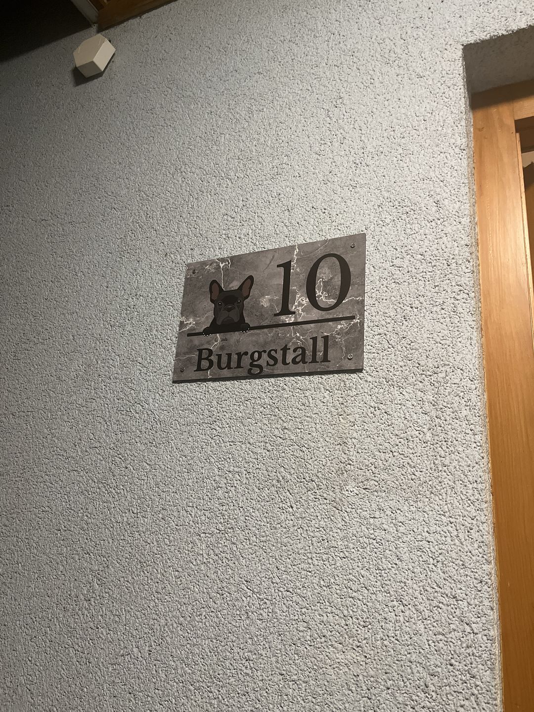 Customer photo review of Hausnummer mit Marmoroptik - Individuelles Türschild