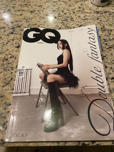 Customer photo review of BLACKPINK JISOO on GQ Magazine Cover (Feb 2023 Issue)