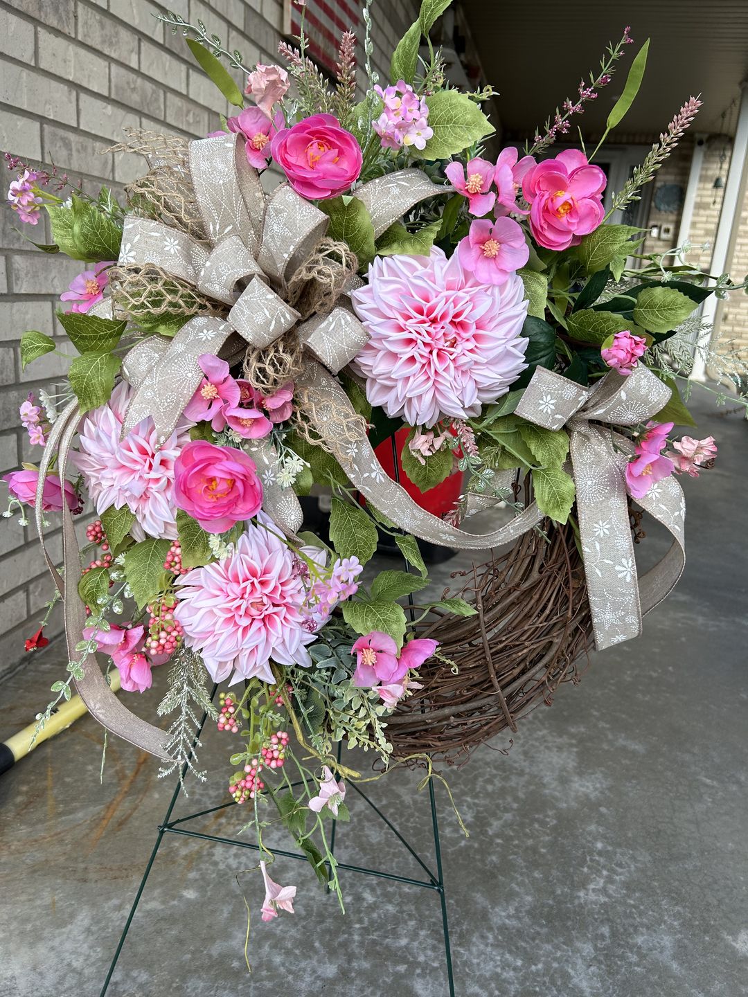 Customer photo review of 16" Round Grapevine Wreath - DECOE-035