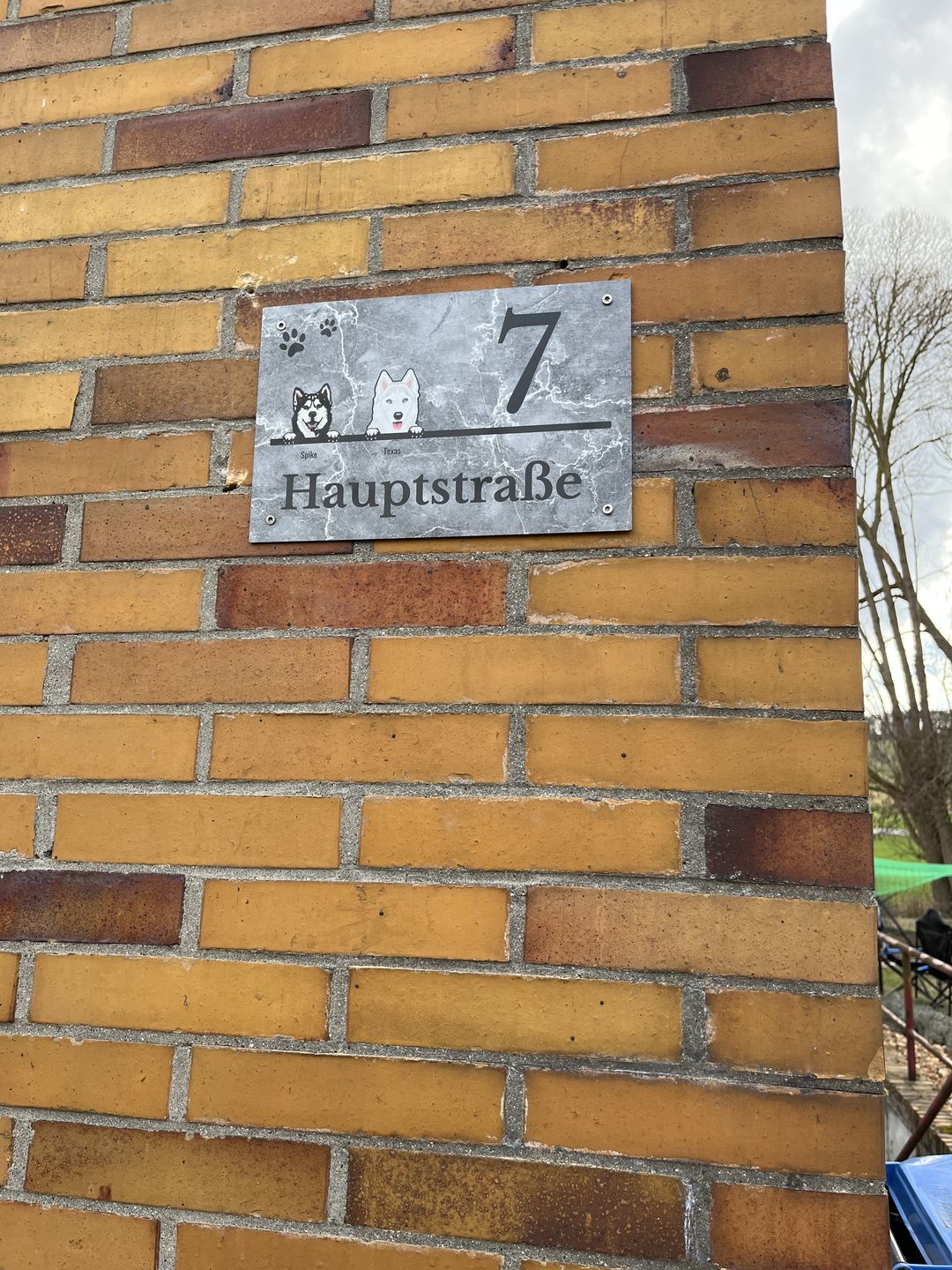 Customer photo review of Hausnummer mit Marmoroptik - Individuelles Türschild