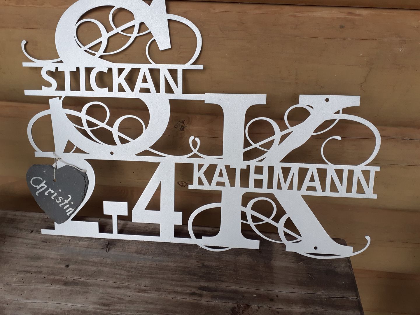 Customer photo review of Hausnummern-Monogramm zweizeilig mit Namensinitialien und kompletten Vor-und Nachnamen (personalisierbar)
