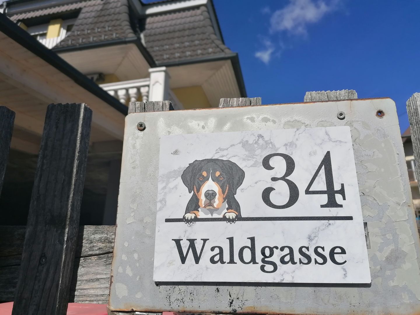 Customer photo review of Hausnummer mit Marmoroptik - Individuelles Türschild