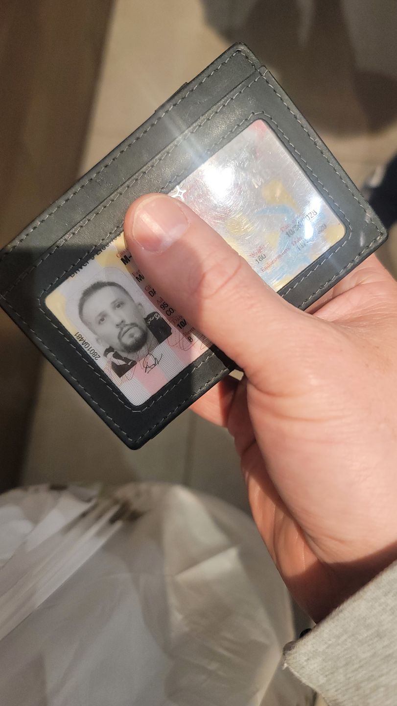 Customer photo review of Essenziale Magic Wallet ID Window