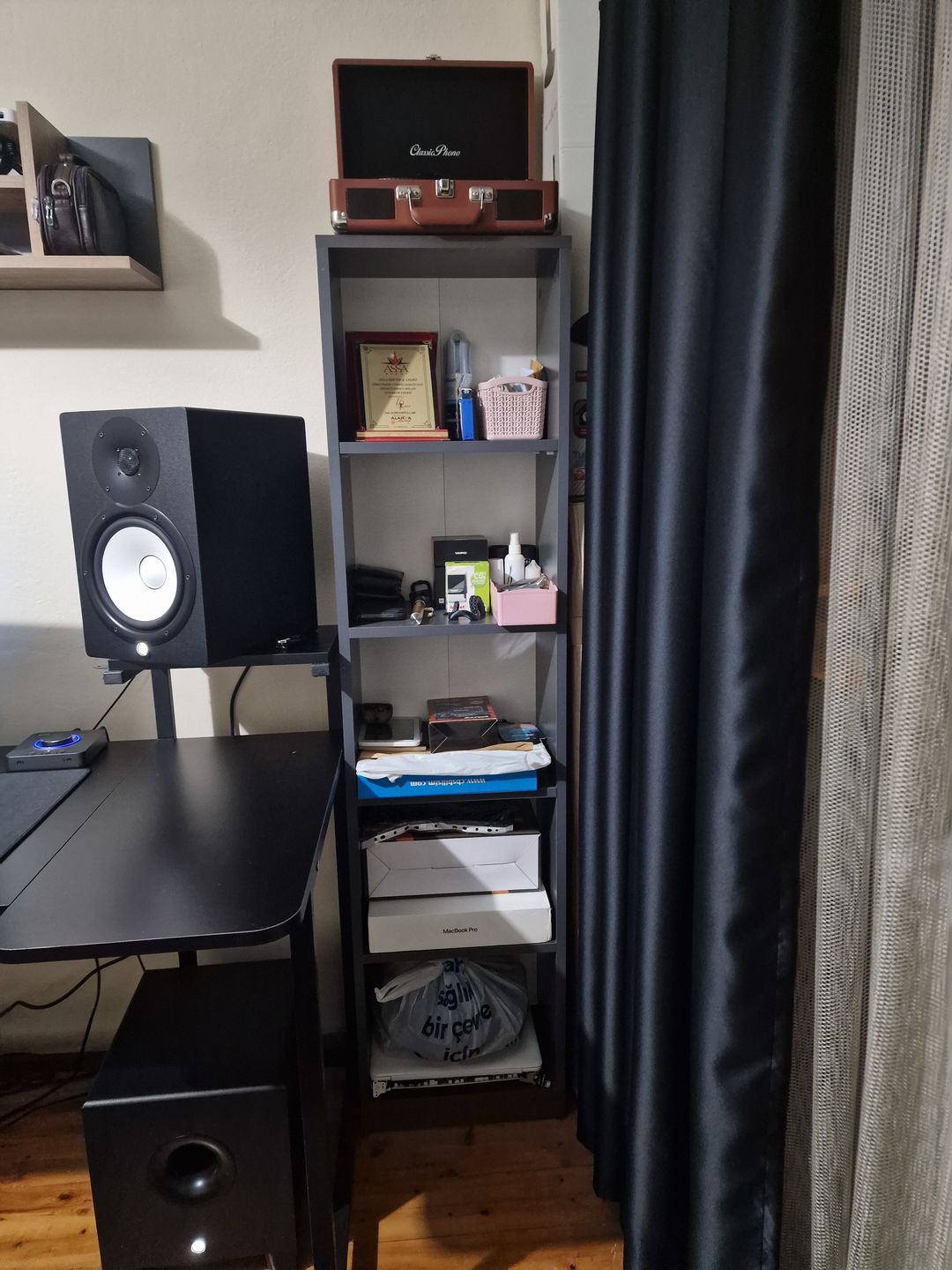 Customer photo review of Rani HC111 Kitaplık 5 Raflı Çalışma Odası Kütüphane Modern Duvar Rafı Antrasit