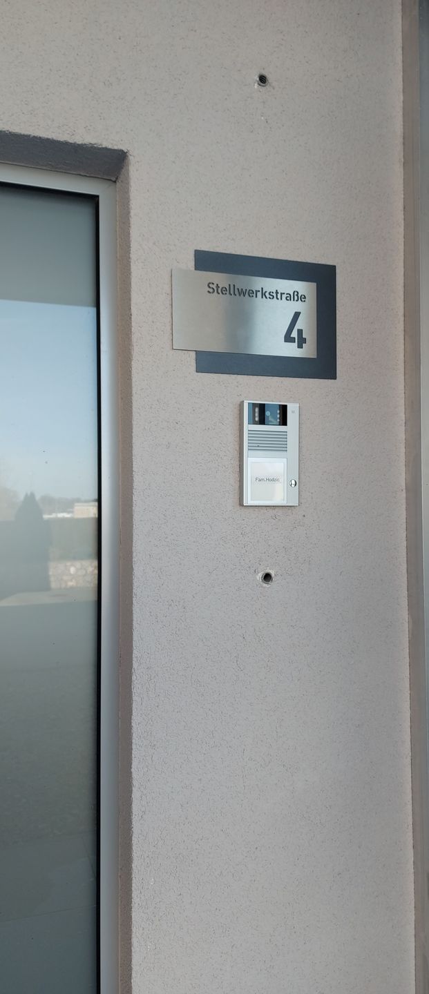 Customer photo review of Edelstahl-Hausnummer mit Straße, mit 3D Effekt, Rückplatte pulverbeschichtet in DB703, Frontblende in Edelstahl