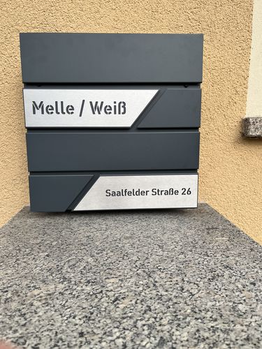 Customer photo review of AlbersDesign Briefkasten B1 anthrazit (RAL7016) personalisiert mit Edelstahl-Schildern