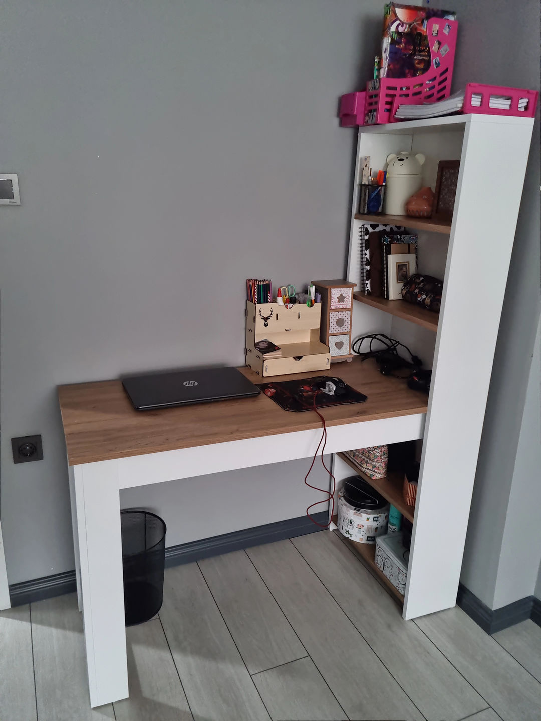 Customer photo review of Rani HA106 Raflı Çalışma Ofis Bilgisayar Masası Sepet Ceviz - Beyaz