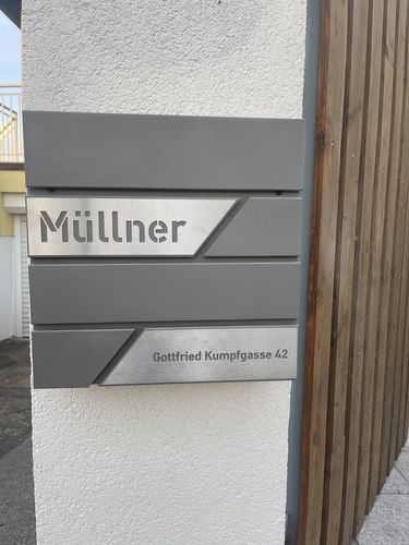 Customer photo review of AlbersDesign Briefkasten B1 in Graualuminium (RAL9007) personalisiert mit Edelstahl-Schildern