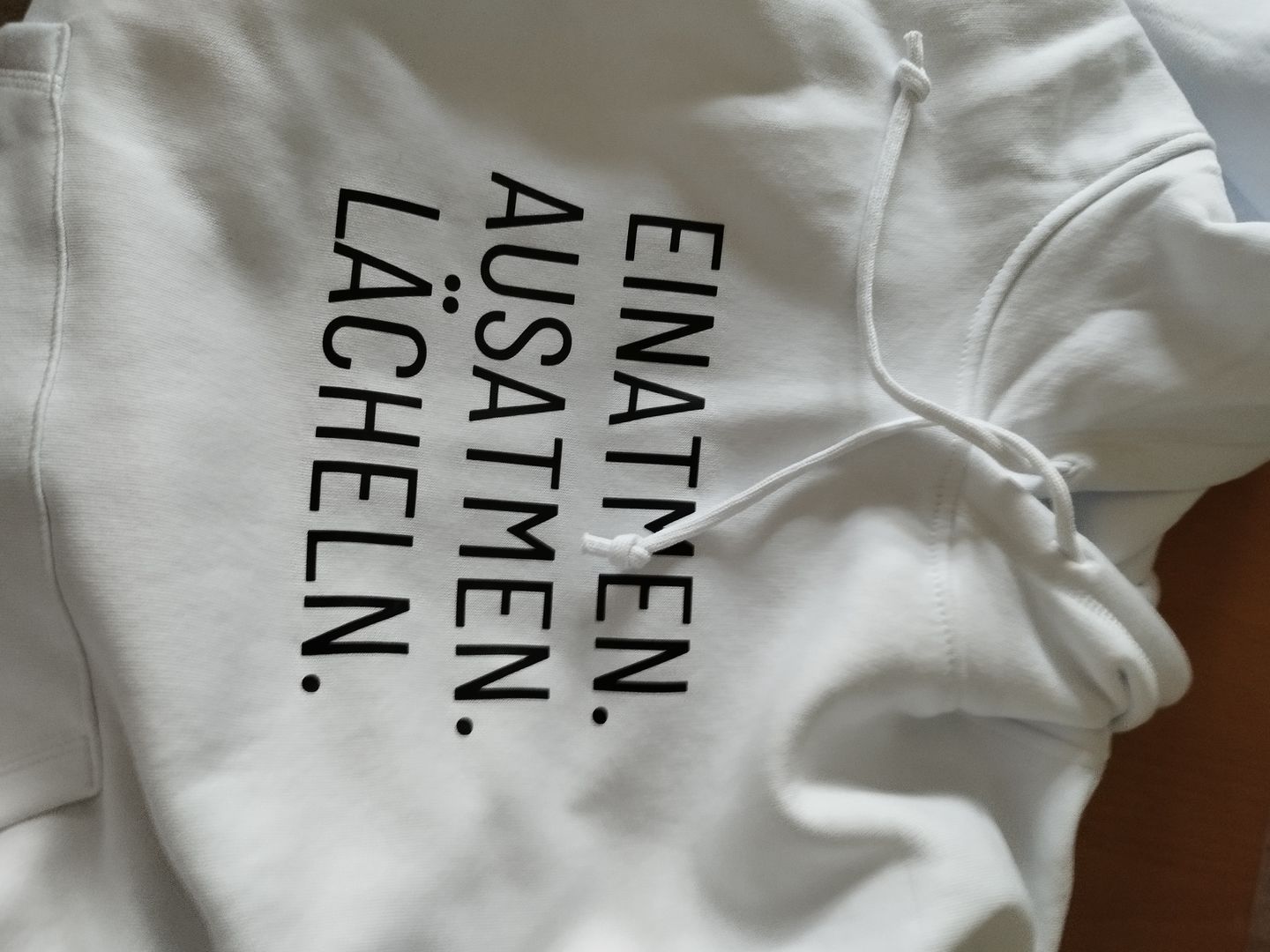 Customer photo review of Einatmen. Ausatmen. Lächeln. Bio Hoodie Unisex
