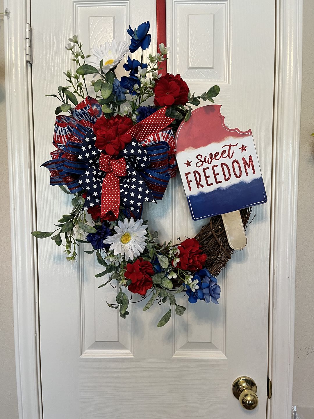 Customer photo review of 16" Round Grapevine Wreath - DECOE-035