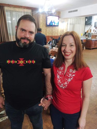 Customer photo review of Червена дамска тениска с V образно деколте бродирана със самоковска шевица