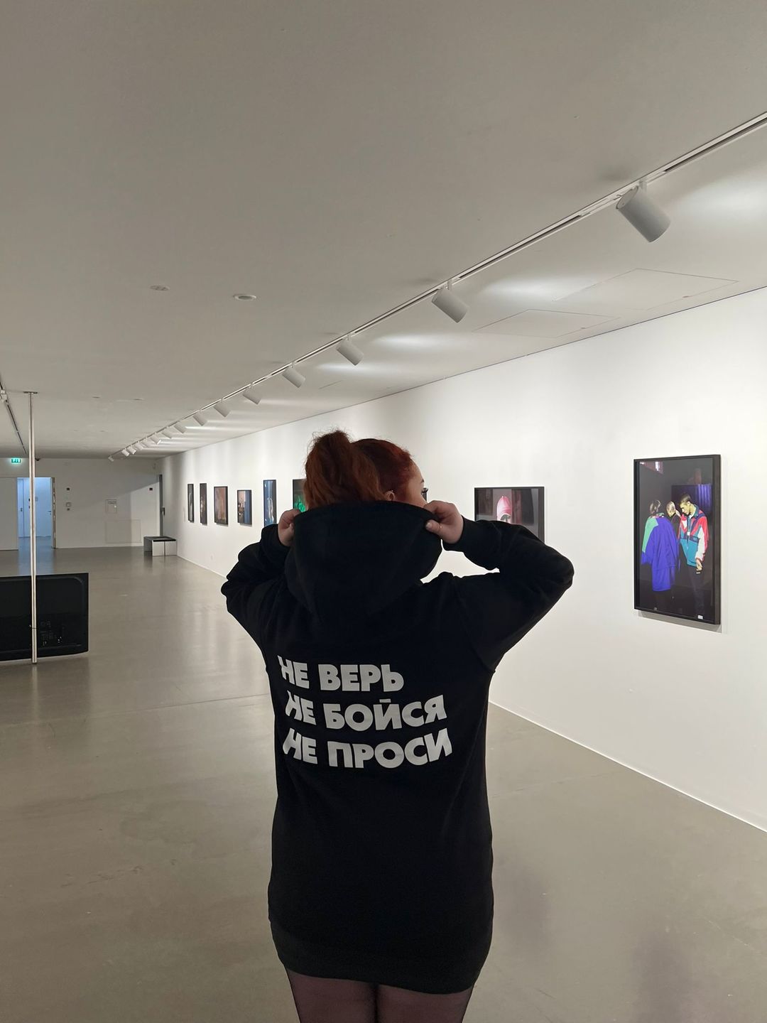Customer photo review of Herren Zip Hoodie mit Reisverschluss schwarz - НЕ ВЕРЬ НЕ БОЙСЯ НЕ ПРОСИ - by SAEBIS®