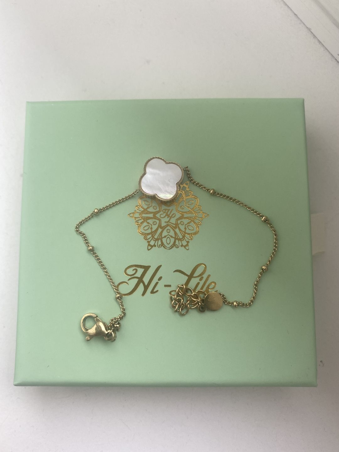 Customer photo review of Perlmutt Lucky Leaf Armband 14K Vergoldet