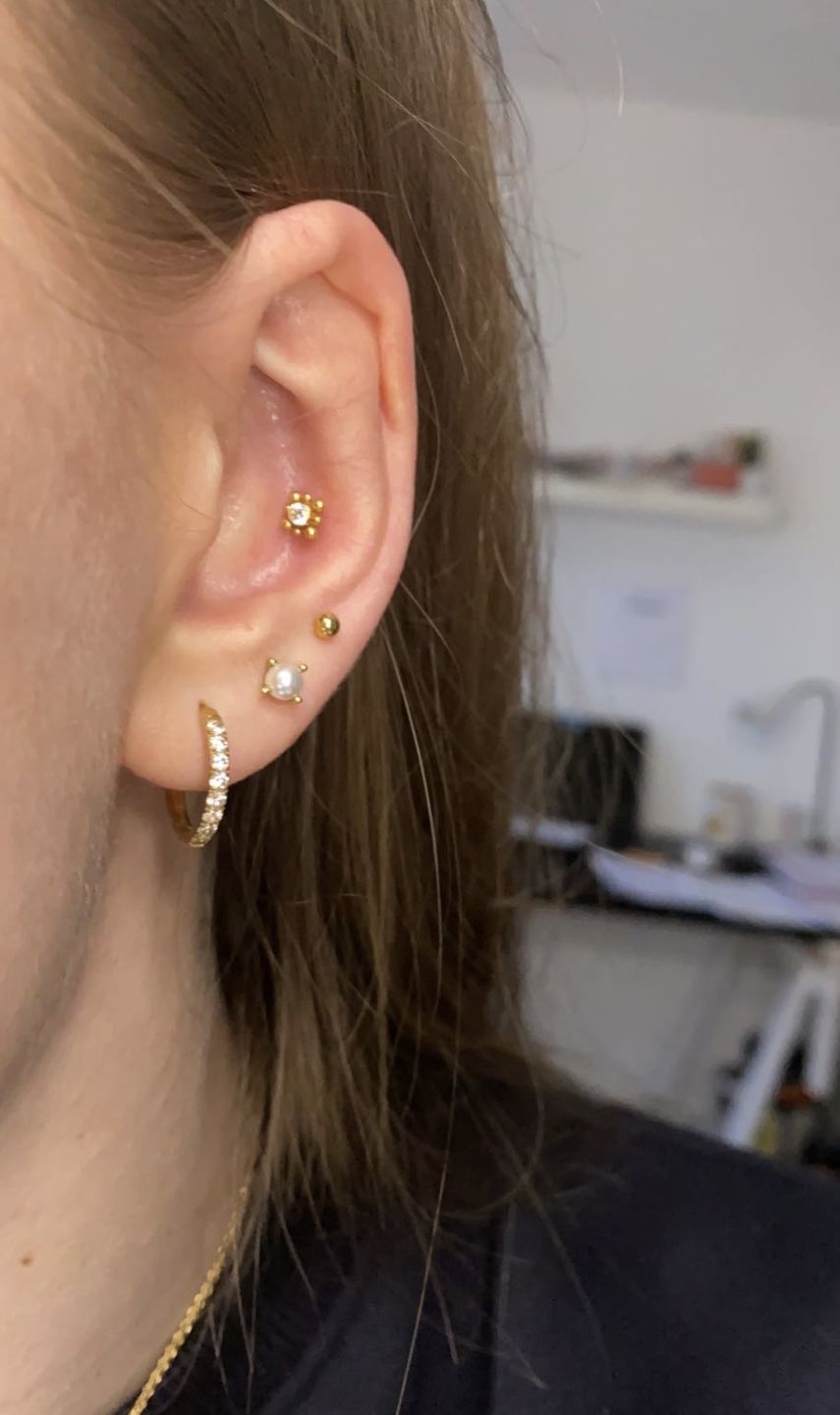 Customer photo review of Simple Dot Ohrstecker | 18K vergoldet