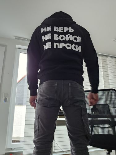 Customer photo review of Herren Zip Hoodie mit Reisverschluss schwarz - НЕ ВЕРЬ НЕ БОЙСЯ НЕ ПРОСИ - by SAEBIS®